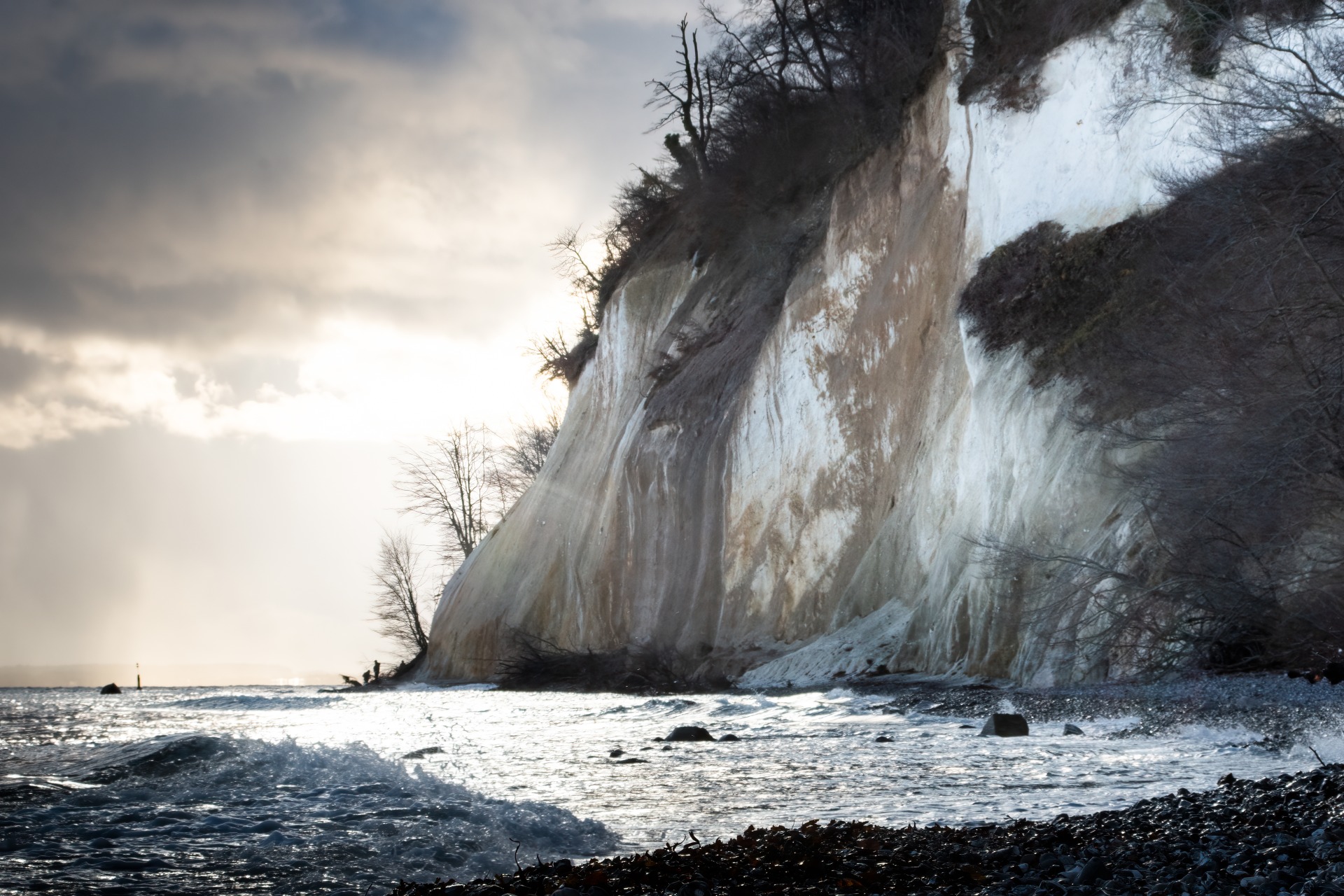 Kreidefelsen am Meer im Abendlicht